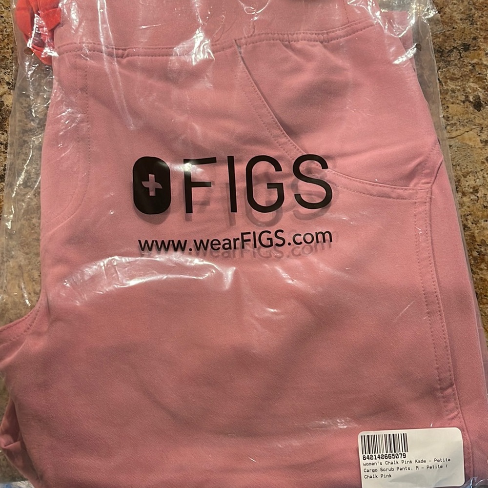 NWT- Figs chalk pink cargo scrubs pant